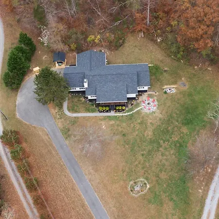 Entertainment Galore! Luxurious Property, Spectacular & Peaceful Setting, Great Location, Close To Major Attractions!! Pigeon Forge Exterior photo