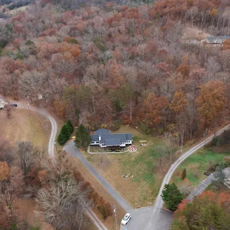 Entertainment Galore! Luxurious Property, Spectacular & Peaceful Setting, Great Location, Close To Major Attractions!! Pigeon Forge Exterior photo