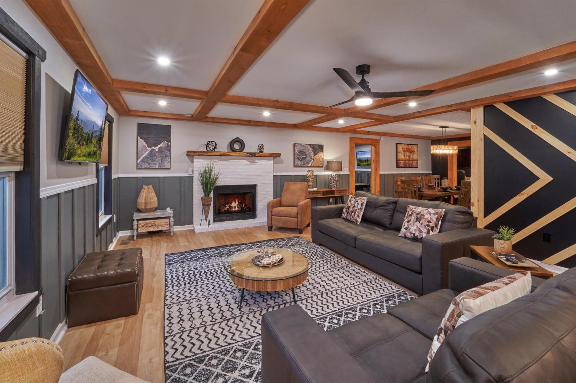 Entertainment Galore! Luxurious Property, Spectacular & Peaceful Setting, Great Location, Close To Major Attractions!! Pigeon Forge