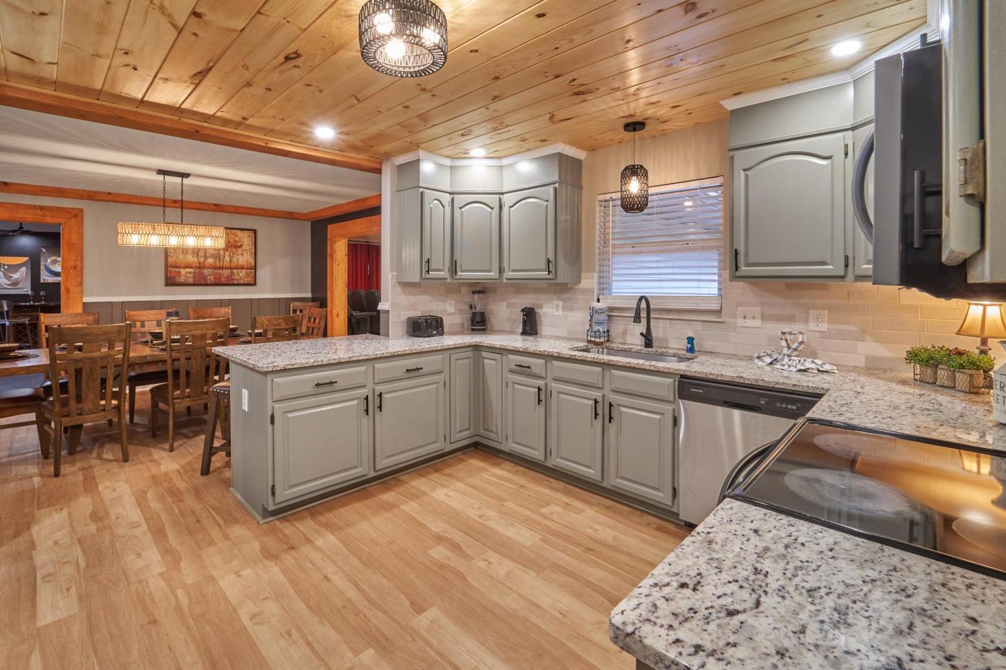 Entertainment Galore! Luxurious Property, Spectacular & Peaceful Setting, Great Location, Close To Major Attractions!! Pigeon Forge