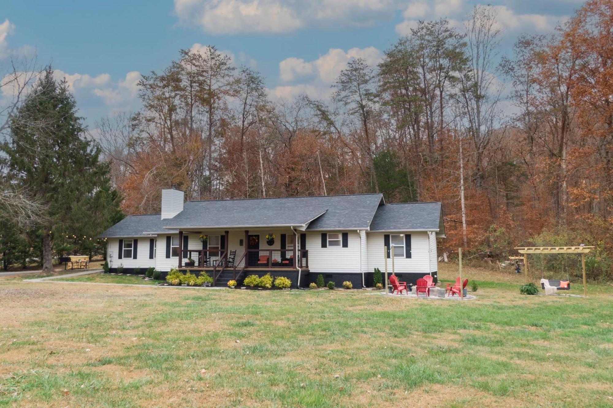 Entertainment Galore! Luxurious Property, Spectacular & Peaceful Setting, Great Location, Close To Major Attractions!! * Pigeon Forge